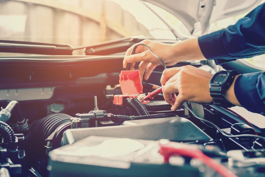 Como a bateria automotiva pode ser afetada por temperaturas elevadas?