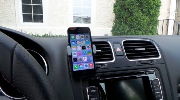 Vantagens e desvantagens de carregar o celular no carro